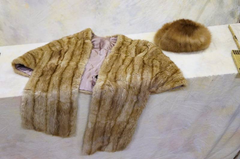 lot 82 image: Rabbit skin stoll & mink hat.