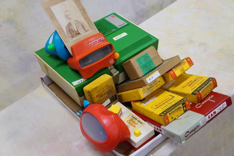 lot 92 image: Viewmaster projector and viewers plus misc..