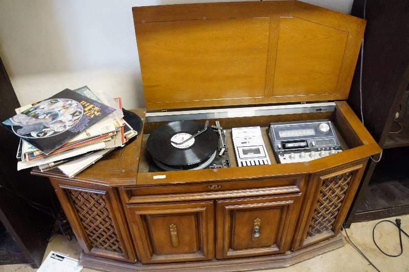 lot 88 image: Console stereo wrecords made by wards radio works.