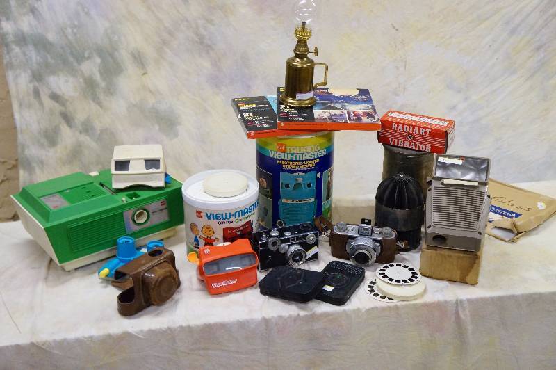 lot 93 image: Camera & viewmaster lot, 2 flats, darkroom equipment- old, kodak and argus 35mm, talking viewmaster.