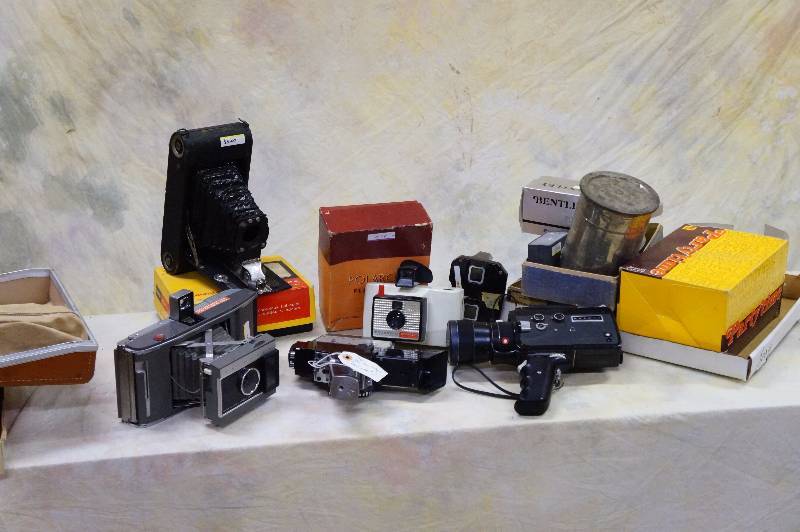 lot 98 image: Large lot of photographic equipment wmovie cameras & darkroom equipment.