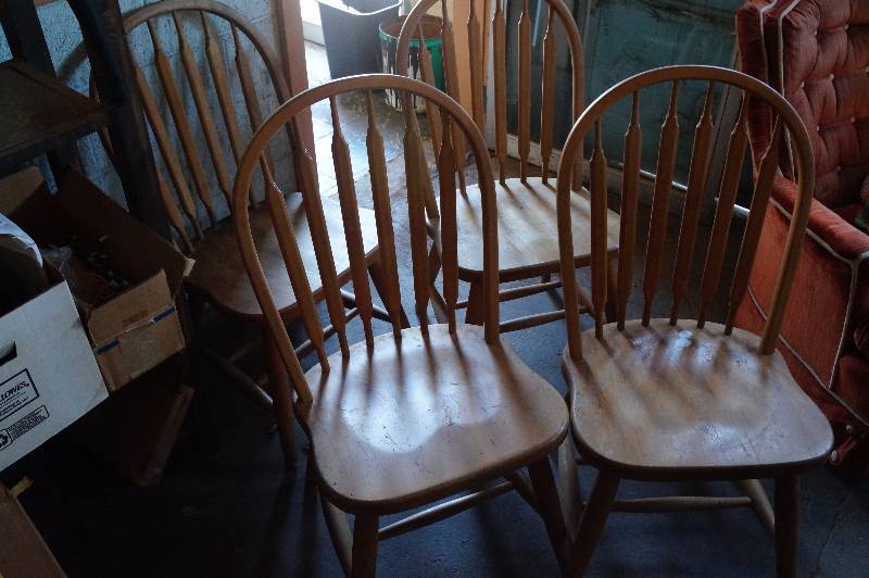 lot 110 image: Lot of 4 wooden chairs.