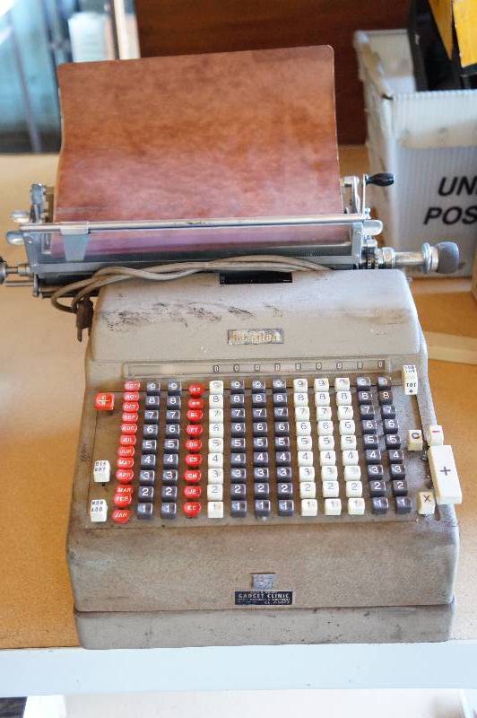 lot 115 image: Adding machine.