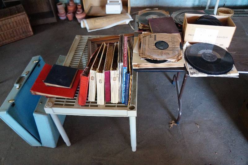 lot 131 image: Records, 45s, & 78s, wtable, & suitcase.