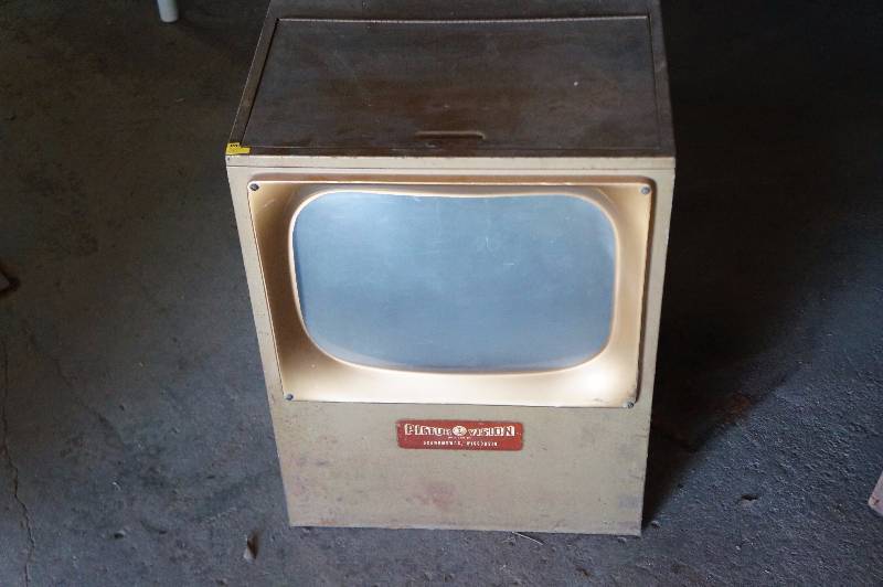 lot 132 image: Pictur vision slide projector T.V.