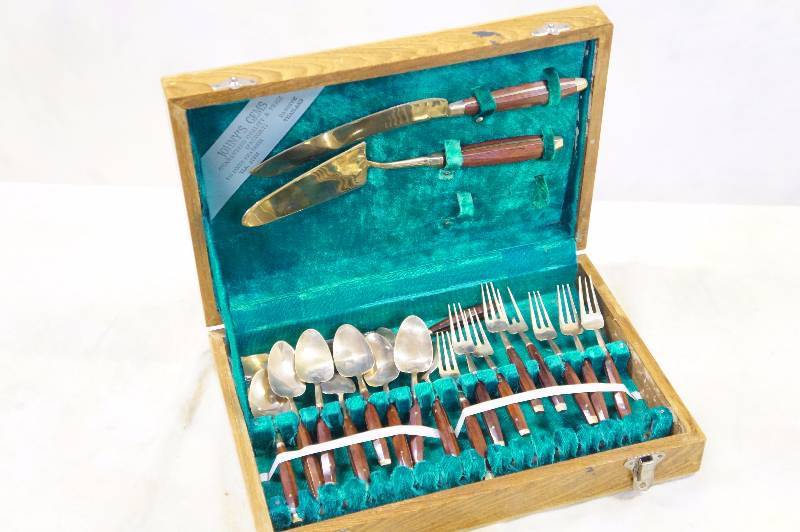 lot 150 image: Johnys gems silverware set.