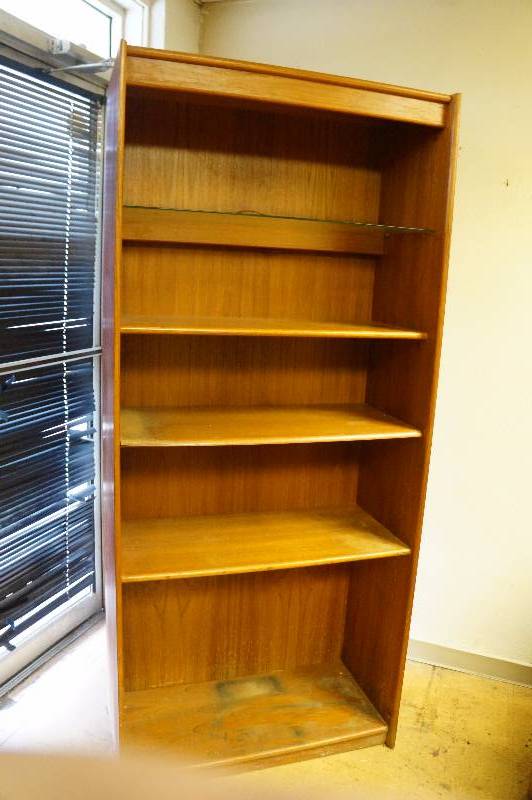 lot 183 image: 7 tall shelf wood & glass.