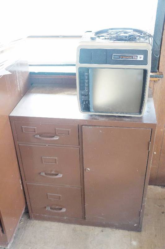 lot 188 image: Metal 3 drawer - cabinet & projector.