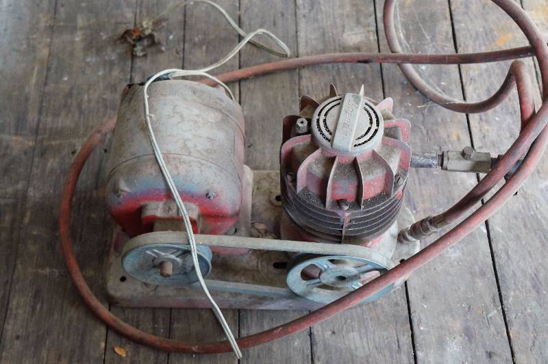 lot 185 image: Speedy air compressor top with no tank.