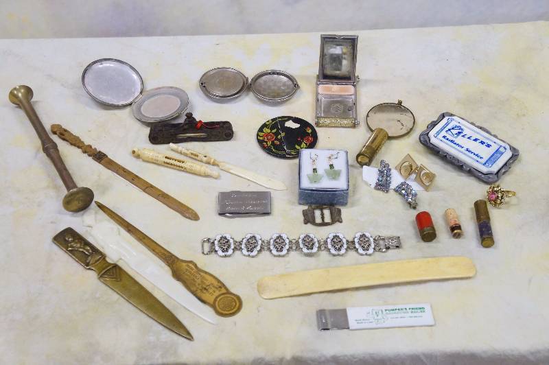lot 190 image: Vintage collectible lot - jewelry, compacts, letter openers, level.