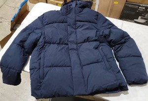 lot 3324 image: Amazon Essentials Xl Navy Winter Coat