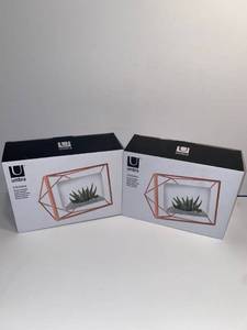 lot 16 image: Umbra Prisma Picture Frame, 4 x 6