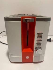 lot 29 image: White and Red Toaster