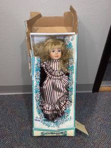 lot 44 image: Le Cheri Limited Collection Genuine 21 Porcelain Doll in Box, Jennifer