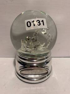 lot 131 image: Beautiful Snow Globe that plays Santa Lucia