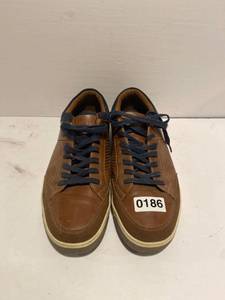 lot 186 image: George Memory Foam Shoes, Size 9.5. Looks to be in like new condition