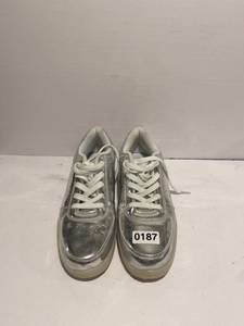 lot 187 image: Grey Shiny woman shoes. Look in new condition. No size shown. Used measurement to gauge size.
