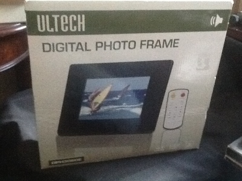 lot 7871 image: Digital photo frame store many photos and watch them scanned through