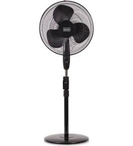 lot 15315 image: Black and Decker stand fan