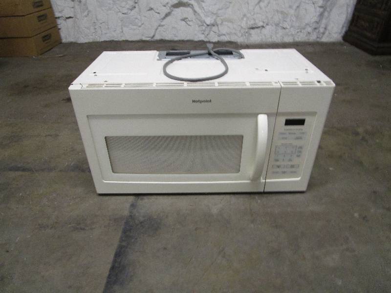 lot 689 image: Under Cabinet Microwave