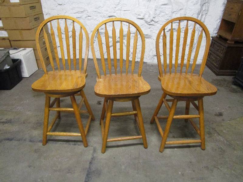 lot 688 image: Lot of 3 Bar Stools