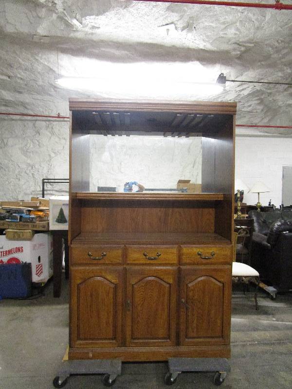 lot 678 image: Giant BarBuffet