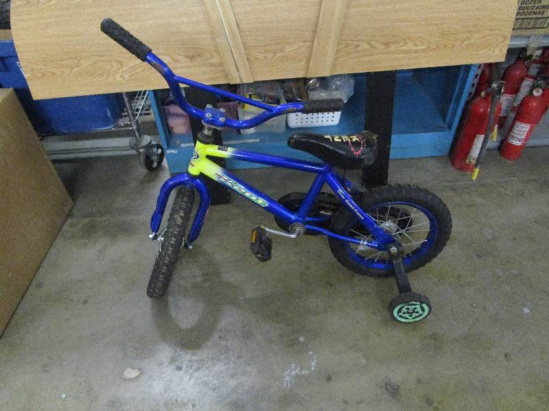 lot 667 image: Boys Bicycle