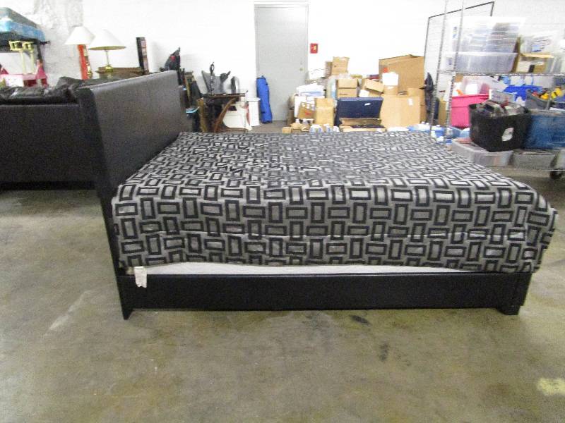 lot 503 image: Queen Size Bed Set