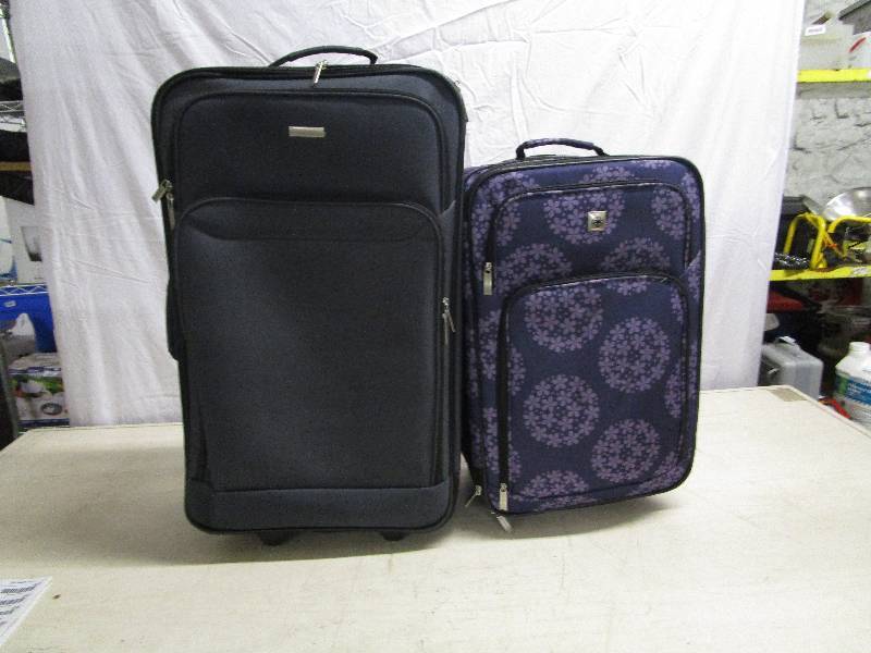 lot 662 image: Pair of Suitcases