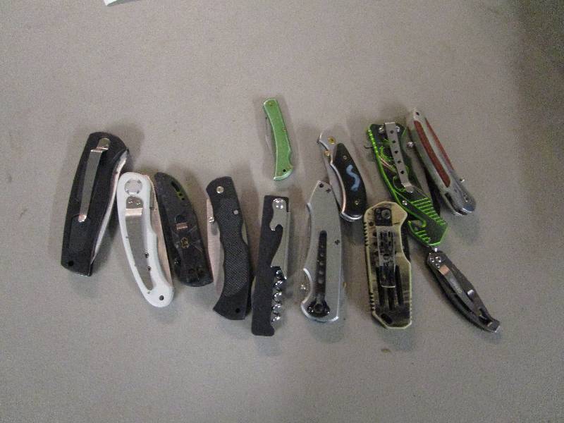 lot 632 image: Lot of Pocket Knives