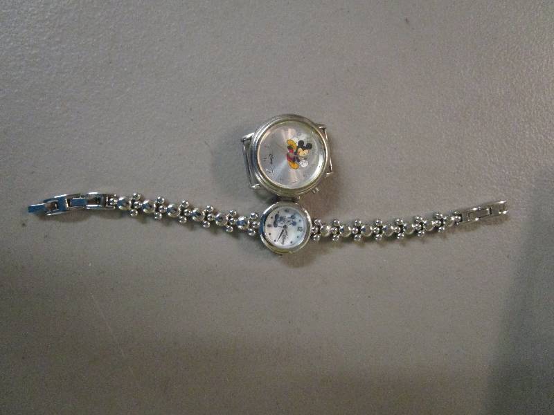 lot 627 image: Pair of Watches no batteries