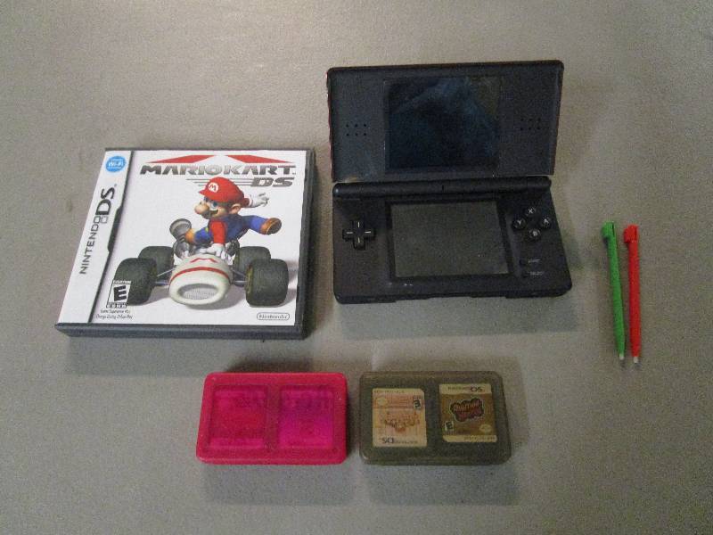 lot 618 image: Nintendo DS Bundle no charger not tested