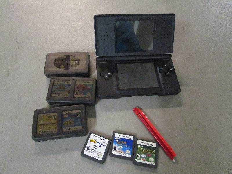 lot 617 image: Nintendo DS Bundle no charger not tested