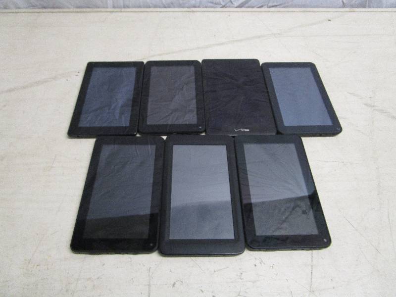 lot 587 image: Lot of Tablets For Parts Only