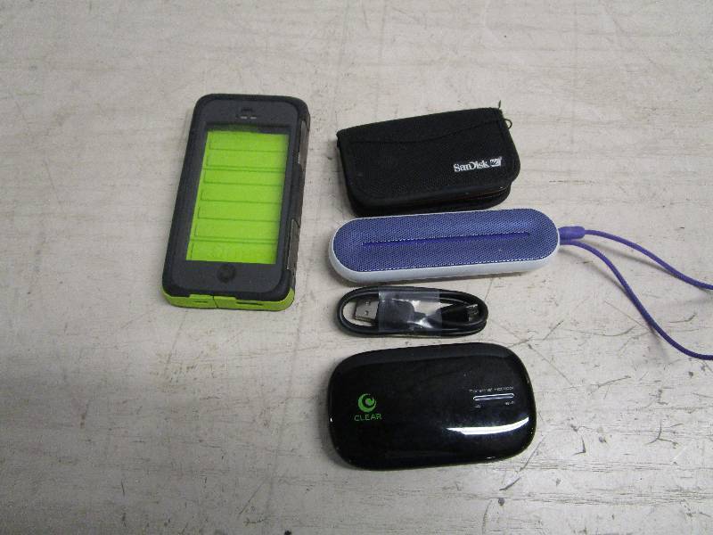 lot 584 image: Lot of Electronic Accessories