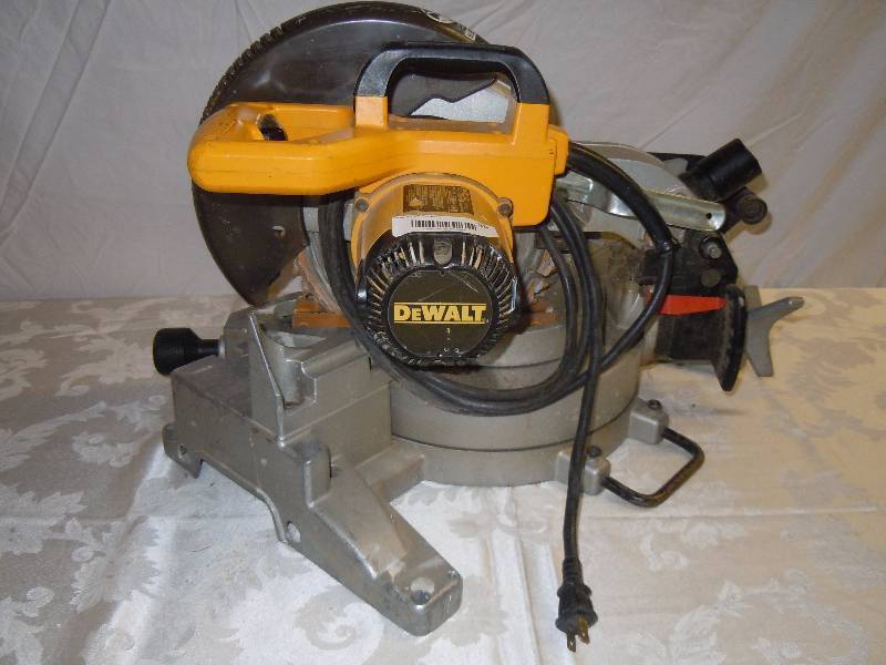 lot 35 image: Compound Miter Saw