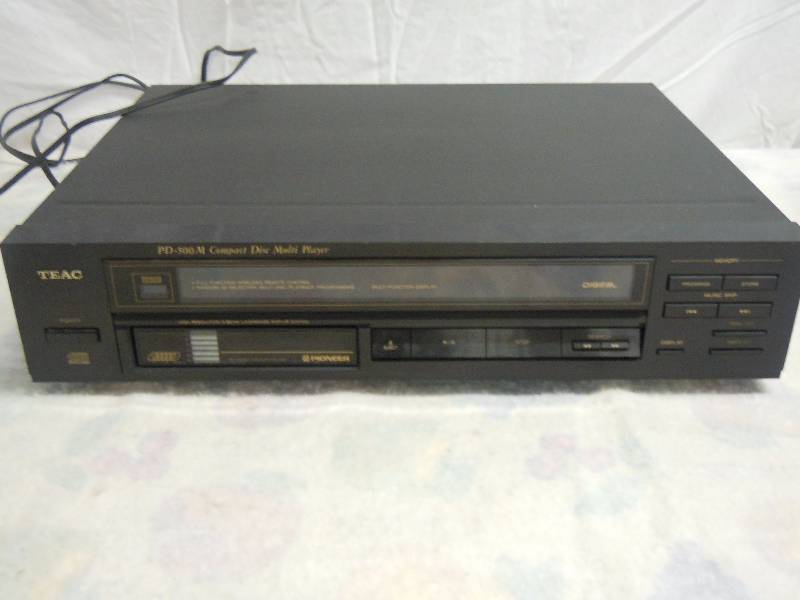 lot 564 image: Pioneer Disc Player Powers On