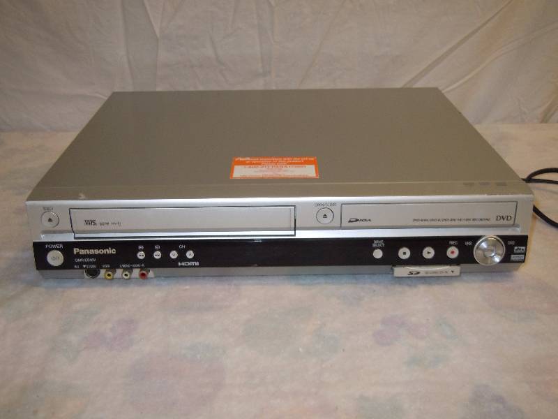 lot 565 image: Panasonic Combo Player Powers On