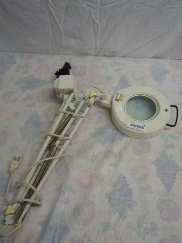 lot 570 image: Magnifying Light Needs Bulb