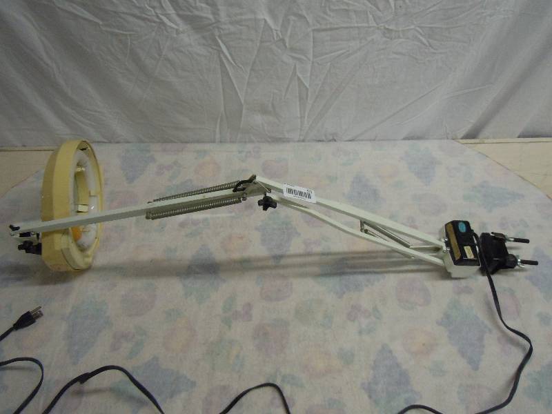 lot 571 image: Magnifying Light