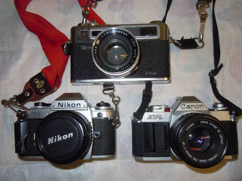 lot 527 image: Vintage 35mm Camera Lot