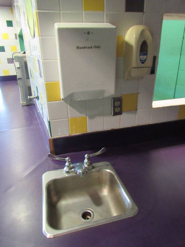 lot 1549 image: Hand Washing Station Set