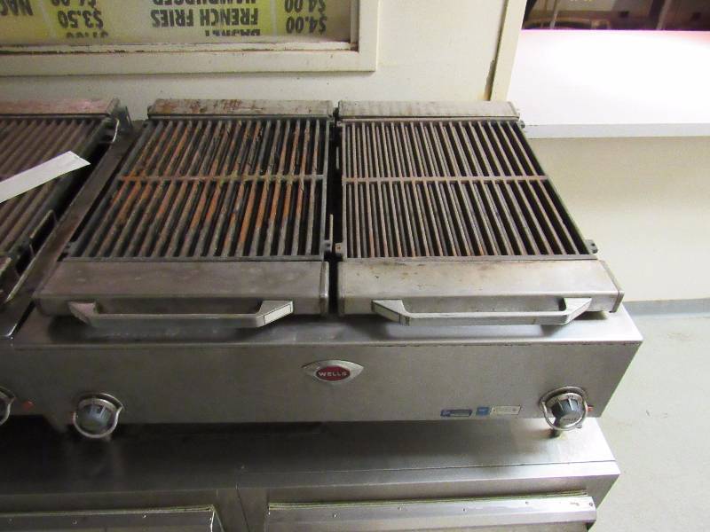 lot 1600 image: Wells Double 32in Charbroiler