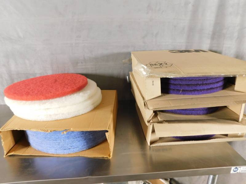 lot 1189 image: Lot of Floor Scrubbing Pads
