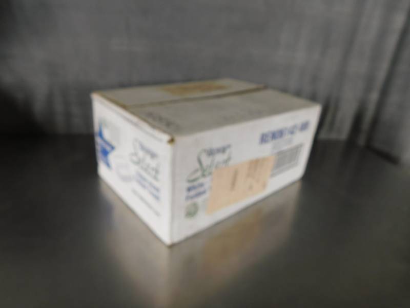 lot 1200 image: Case of Renown Select Folded Towels