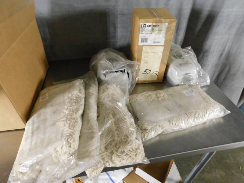 lot 1209 image: Lot of Misc Cleaning