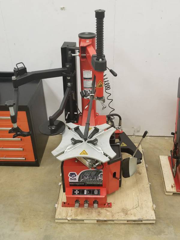 lot 1002 image: NEW DELUXE TIRE CHANGER WITH SWING ARM ASSIST AND BEAD BLASTER INFLATION