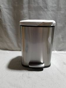 lot 30302 image: AMAZON BASICS TABLE TOP TRASH CAN