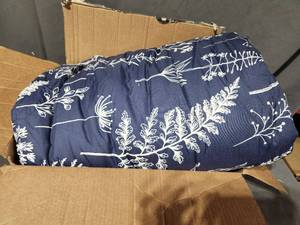 lot 30367 image: Blue and White Queen Comforter
