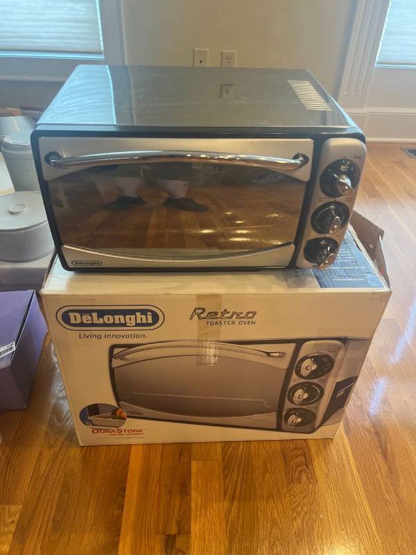 Delonghi XR640 Retro Bake and Broil Toaster Oven Louisburg KS Estate Antiques Furniture Tools Household Items Pet Smoke Free Home Something For Everyone Plus More Equip Bid